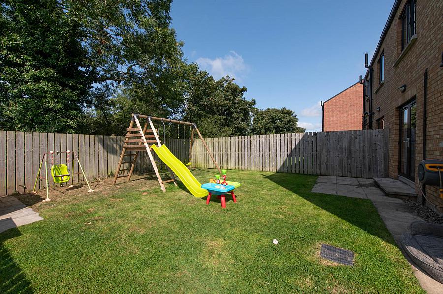 19 Rocksfield View