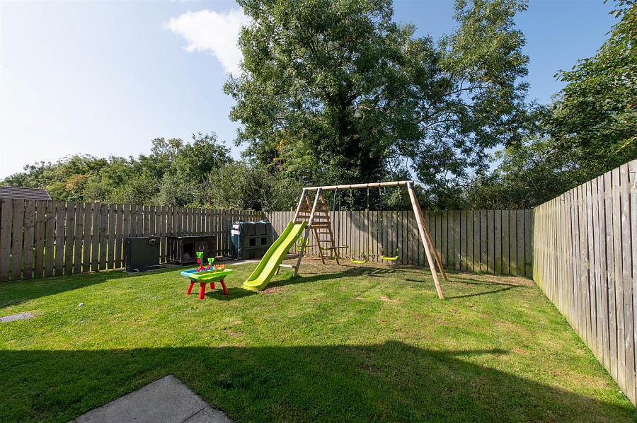 19 Rocksfield View
