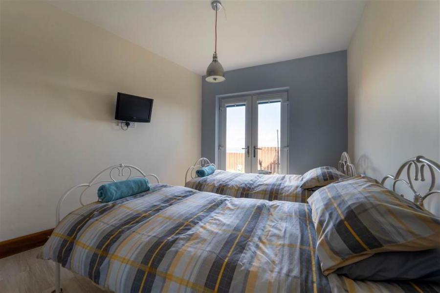 8B Andrews Shorefield