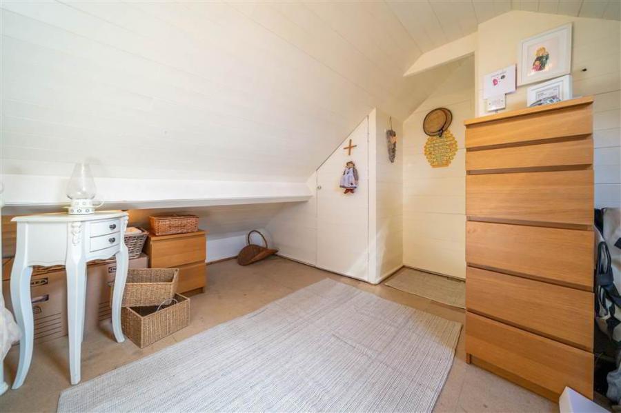 56 Grovehill Gardens