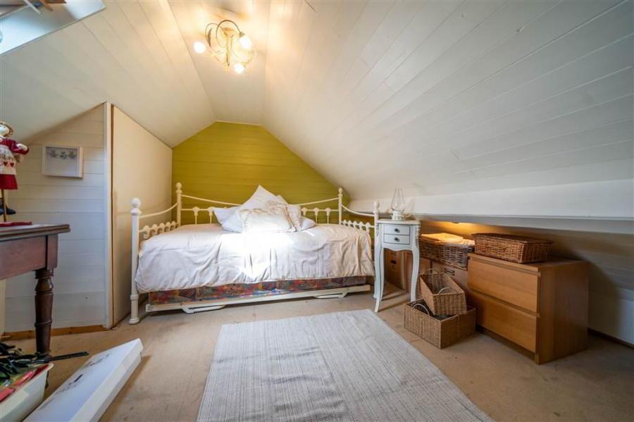 56 Grovehill Gardens