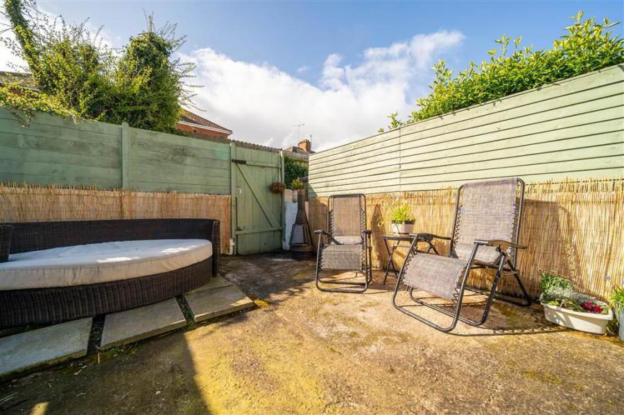 56 Grovehill Gardens