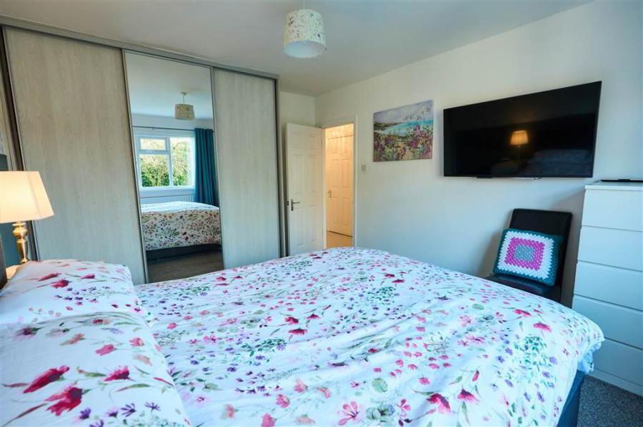 2 Waverley Court