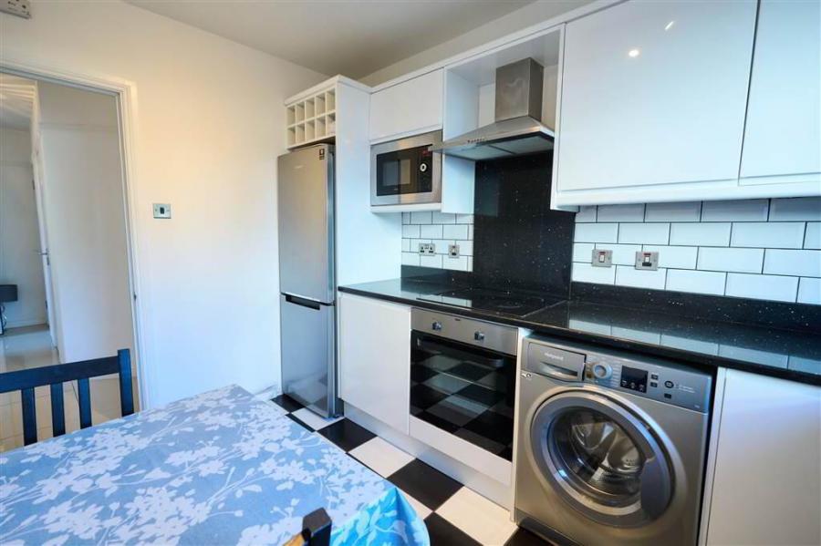 2 Waverley Court