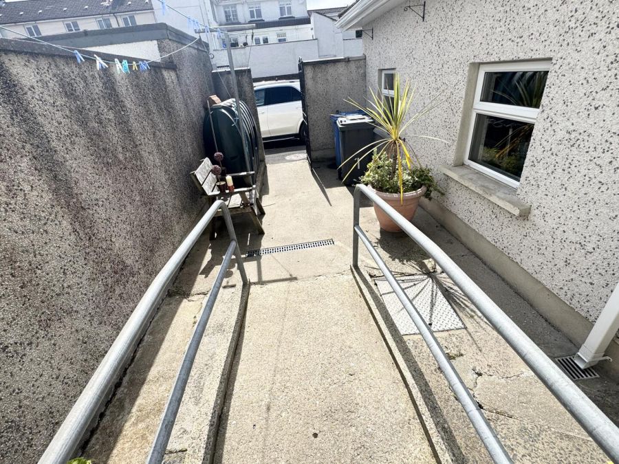 1 Meadow View Crescent