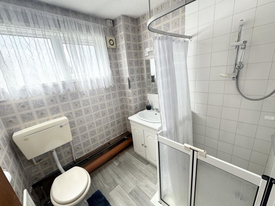 1 Meadow View Crescent