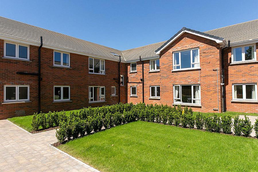 8E Apt 1, 8 Summerhill Avenue