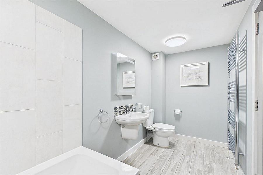 8E Apt 1, 8 Summerhill Avenue