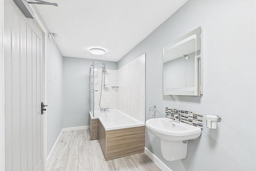 8E Apt 1, 8 Summerhill Avenue