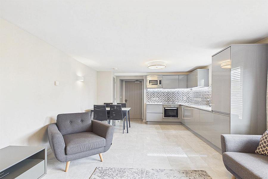 8E Apt 1, 8 Summerhill Avenue