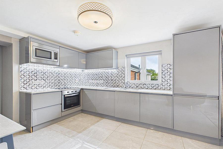 8E Apt 1, 8 Summerhill Avenue