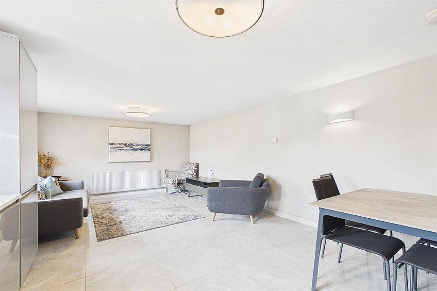 8E Apt 1, 8 Summerhill Avenue