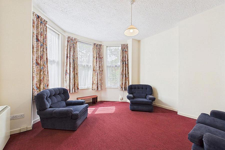 Flat 3, 90 Eglantine Avenue