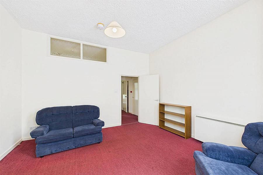 Flat 3, 90 Eglantine Avenue