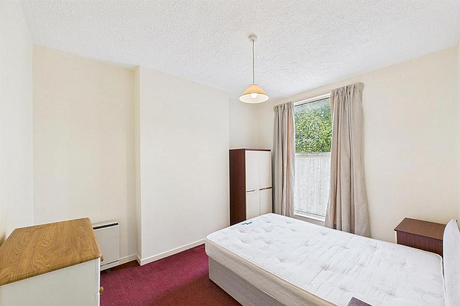 Flat 3, 90 Eglantine Avenue
