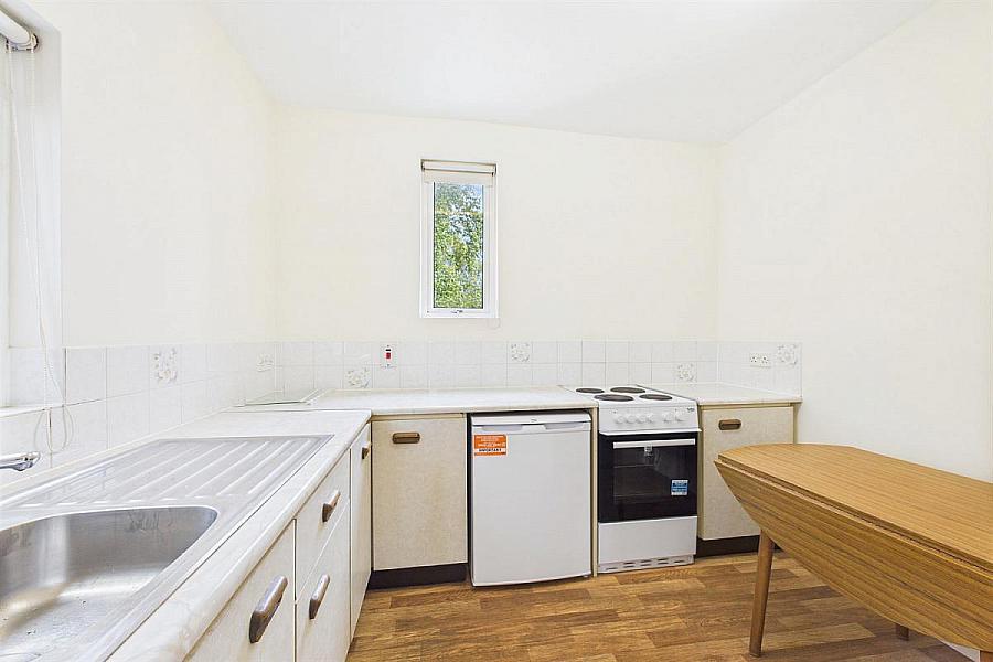 Flat 3, 90 Eglantine Avenue