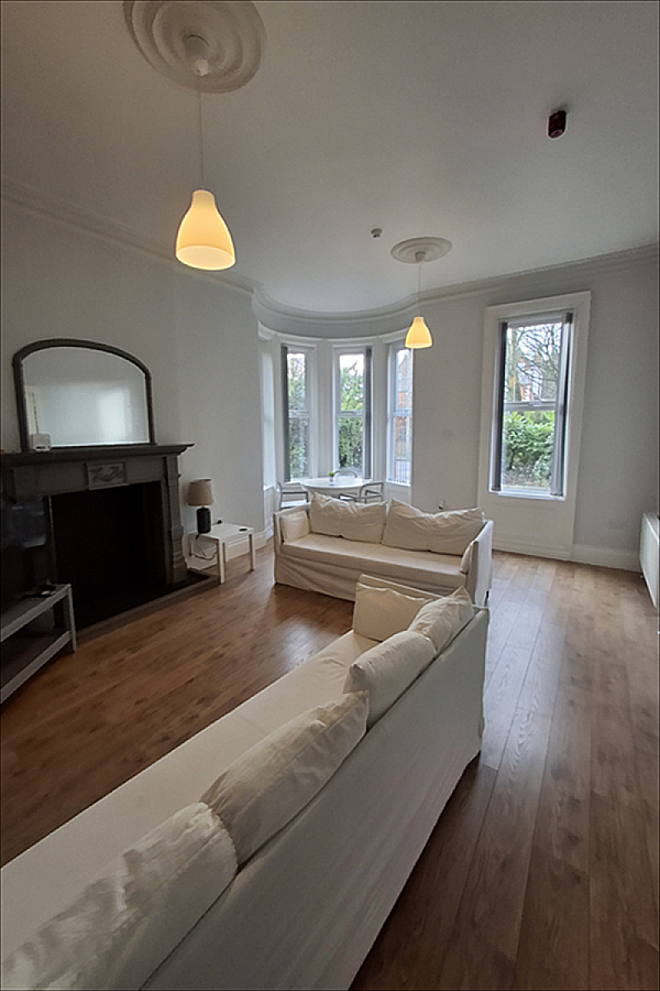Apt 2, 12 Deramore Park