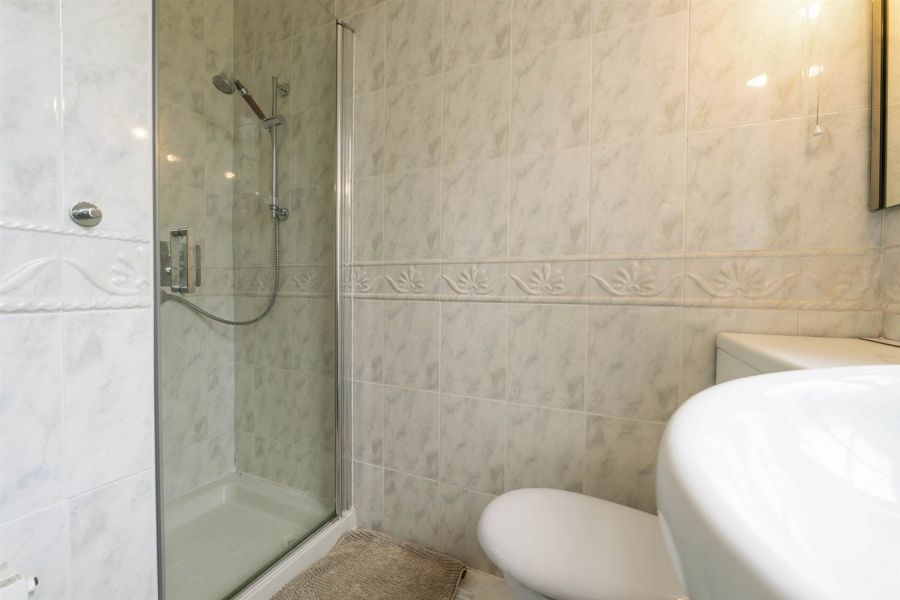 Lurach Lodge, 21 Whinney Hill