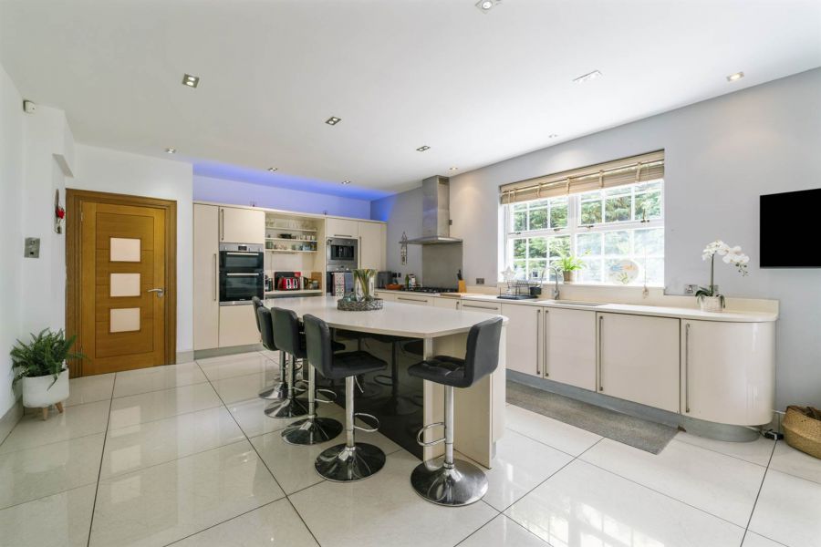 Lurach Lodge, 21 Whinney Hill