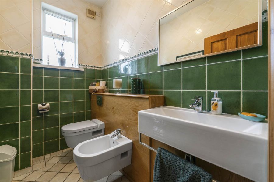 Lurach Lodge, 21 Whinney Hill