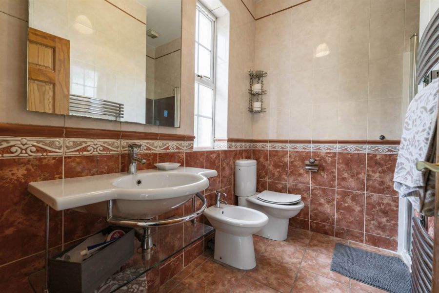 Lurach Lodge, 21 Whinney Hill