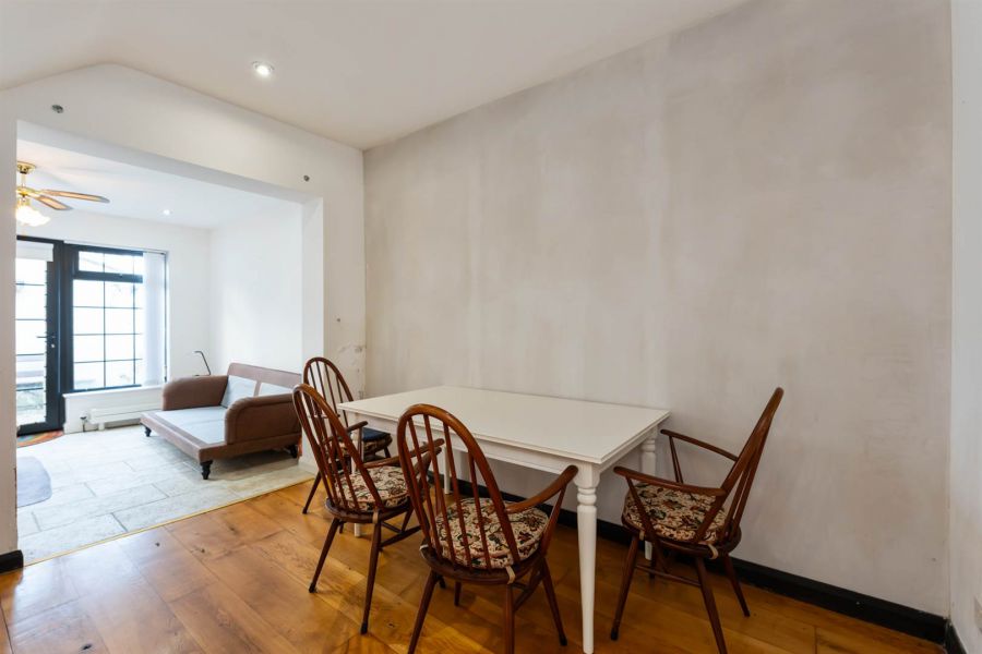 White Cottage, 6 Station Square