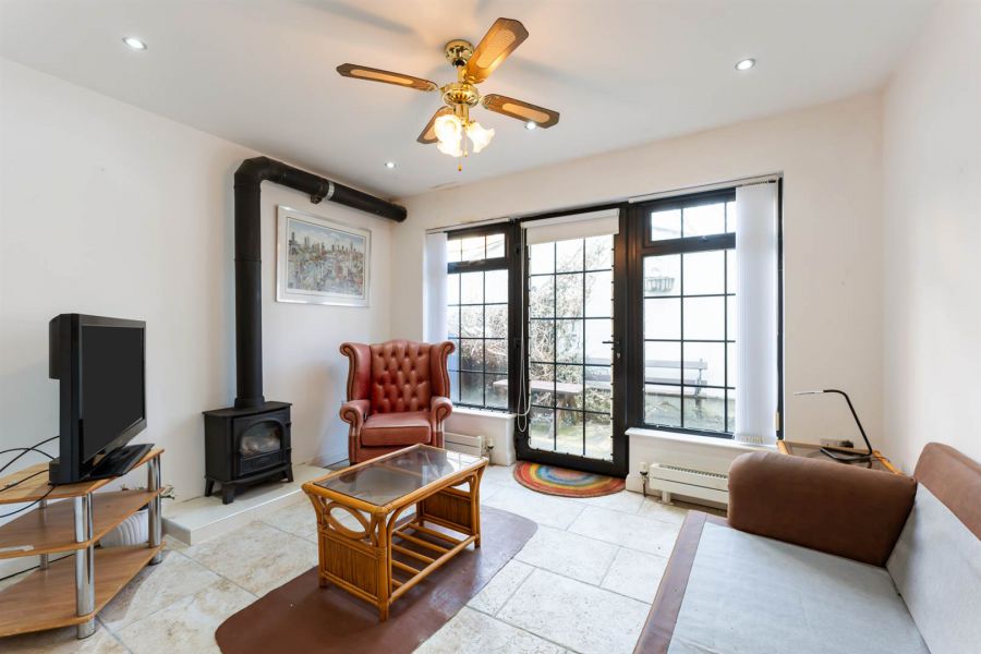 White Cottage, 6 Station Square