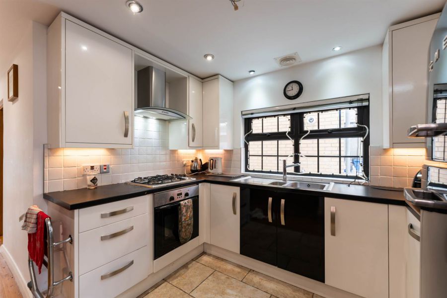 White Cottage, 6 Station Square