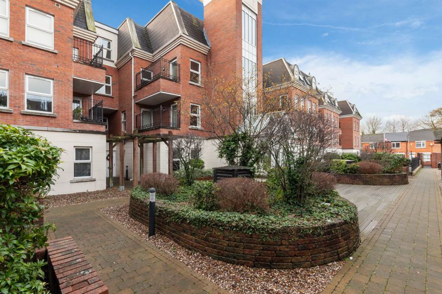 Apt 40 Ashley Courtyard