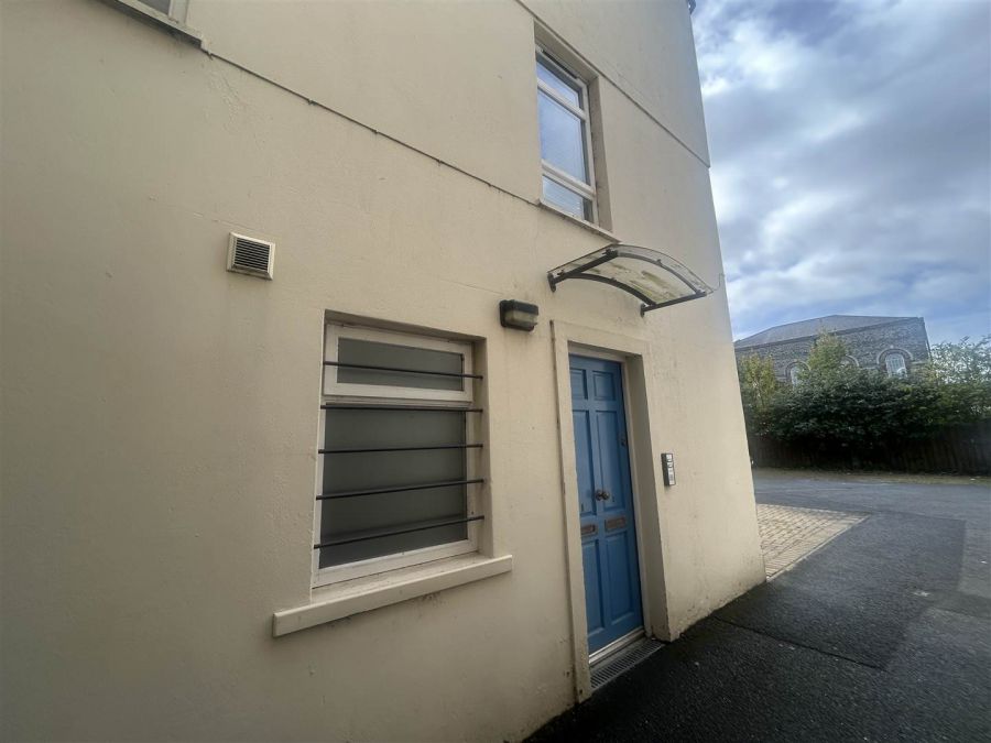 Apt 2, 18  Shore Road