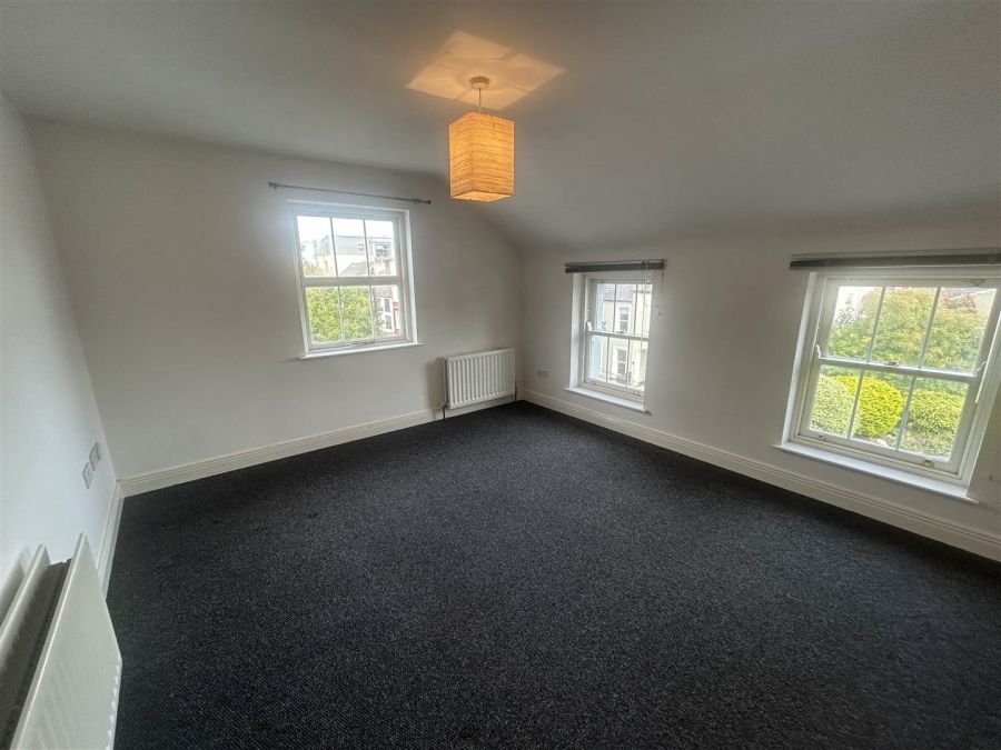 Apt 2, 18  Shore Road