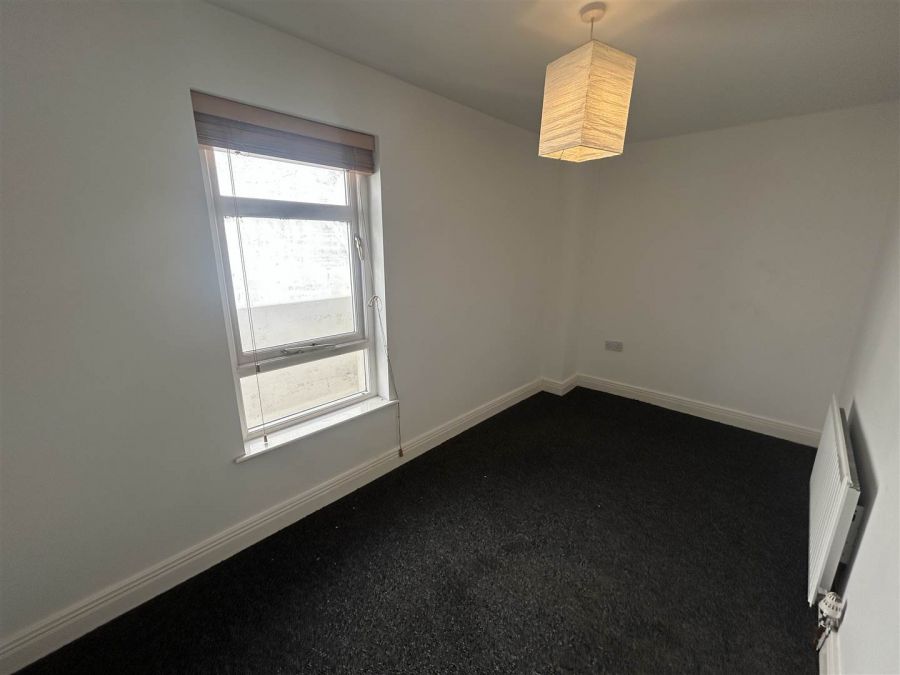 Apt 2, 18  Shore Road