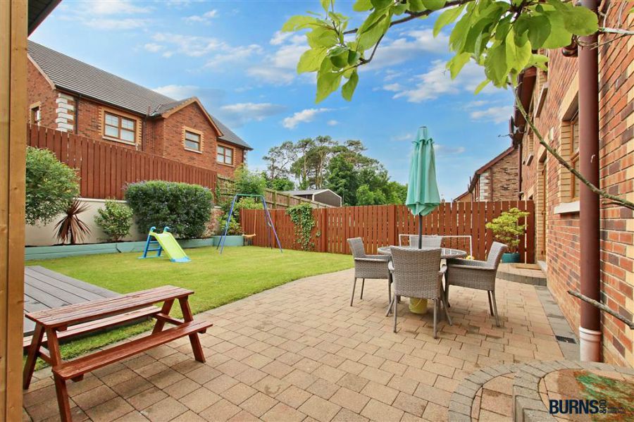 8 Hawthorne Crescent