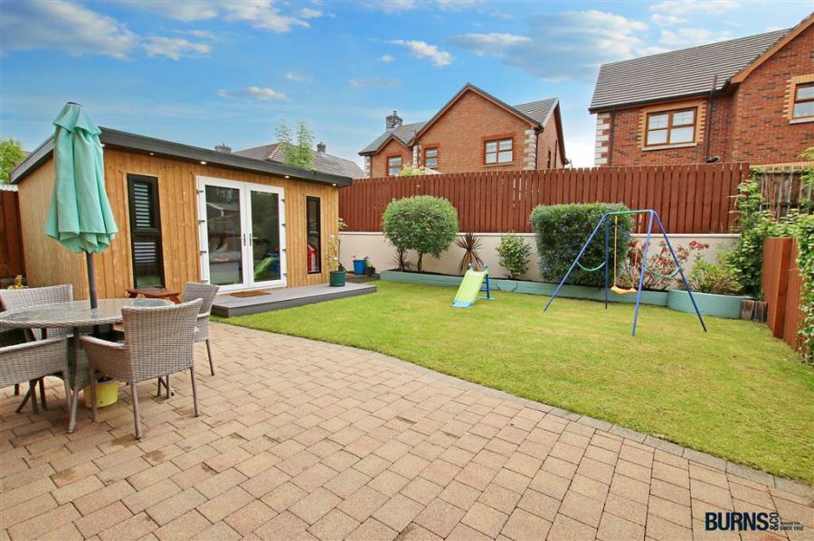 8 Hawthorne Crescent