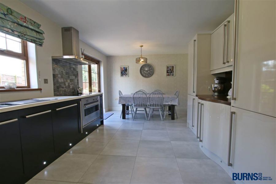 8 Hawthorne Crescent