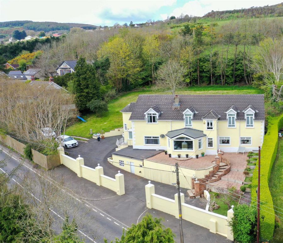 Detached Residence and Annex @, 73 Colinglen Road