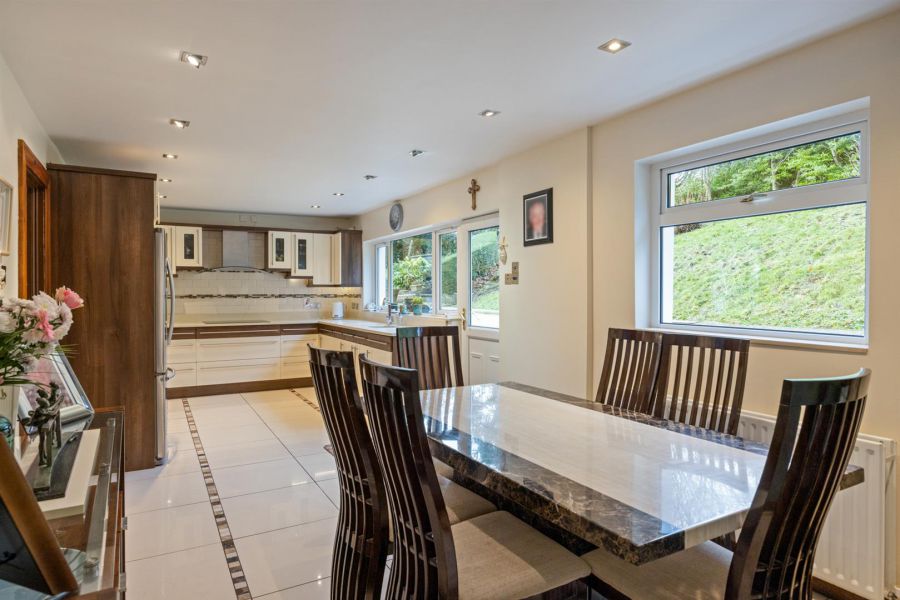 Detached Residence and Annex @, 73 Colinglen Road