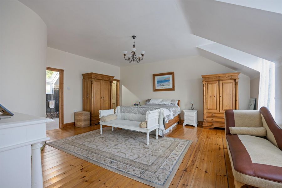 Detached Residence and Annex @, 73 Colinglen Road