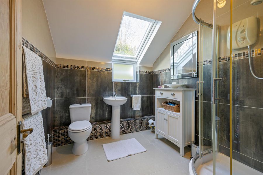 Detached Residence and Annex @, 73 Colinglen Road