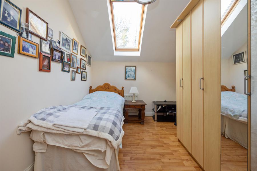 Detached Residence and Annex @, 73 Colinglen Road