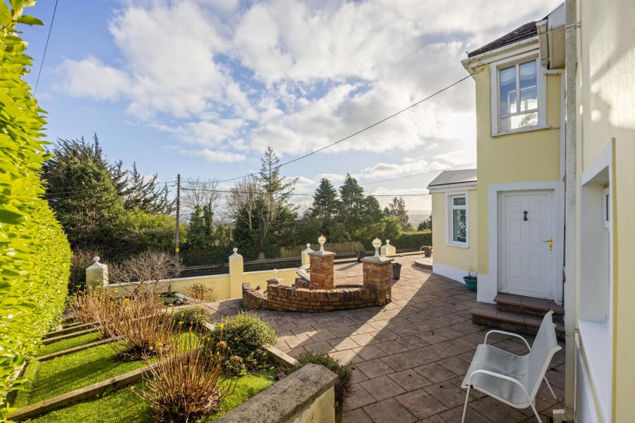 Detached Residence and Annex @, 73 Colinglen Road