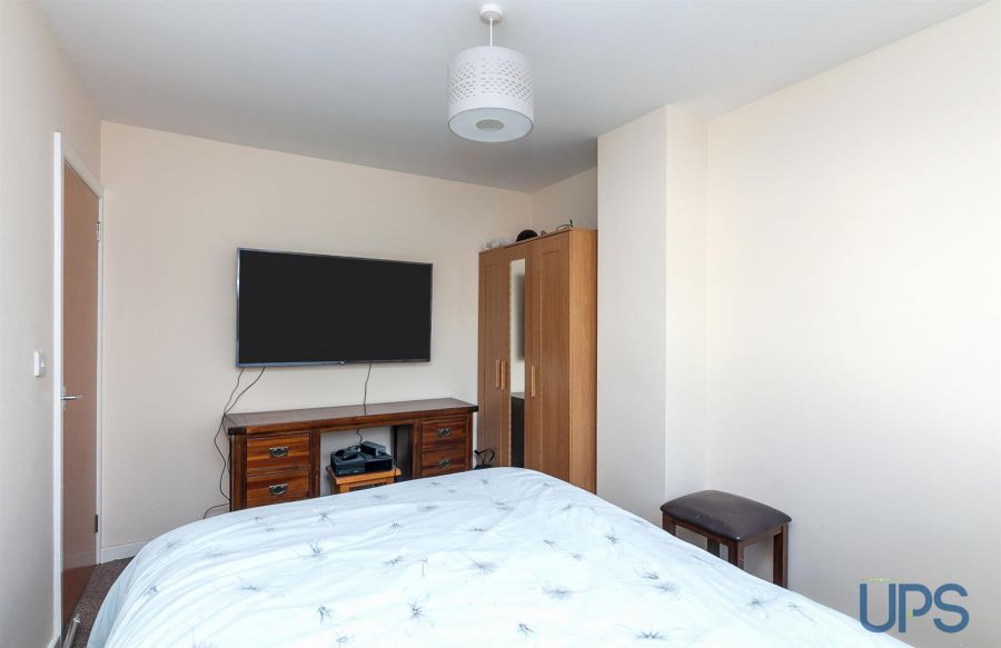 4 Riverdale Park South