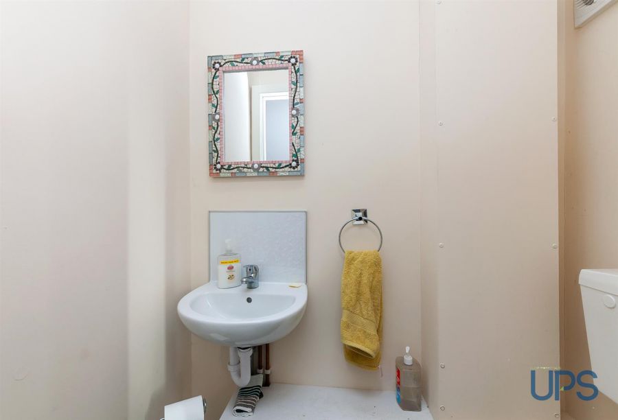 4 Riverdale Park South