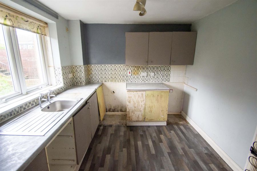 Apt, 156 Lenadoon Avenue