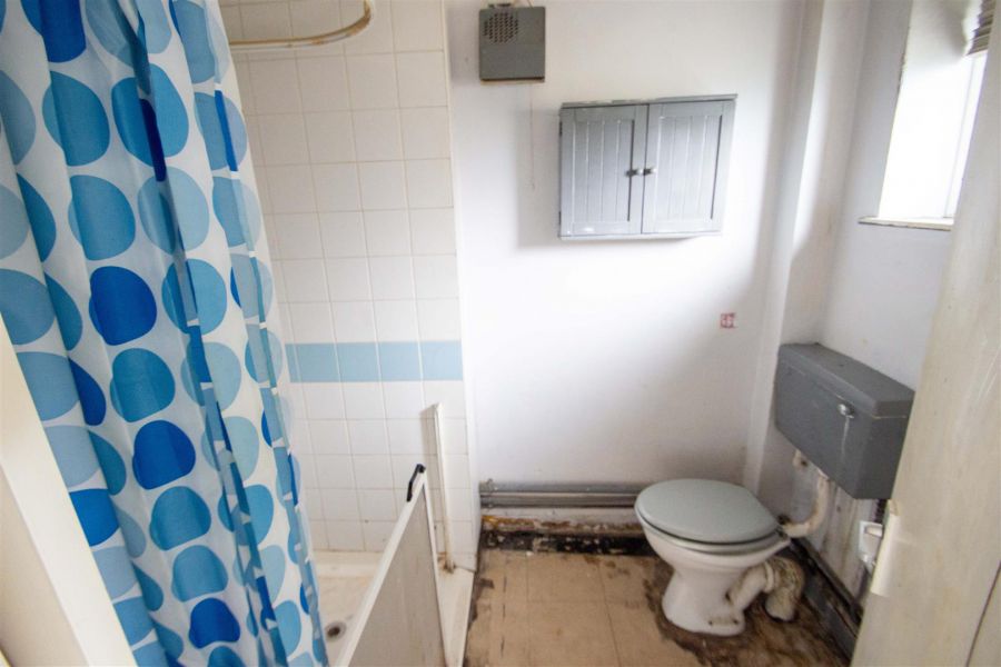 Apt, 156 Lenadoon Avenue