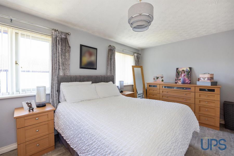 15 Moor Park Gardens