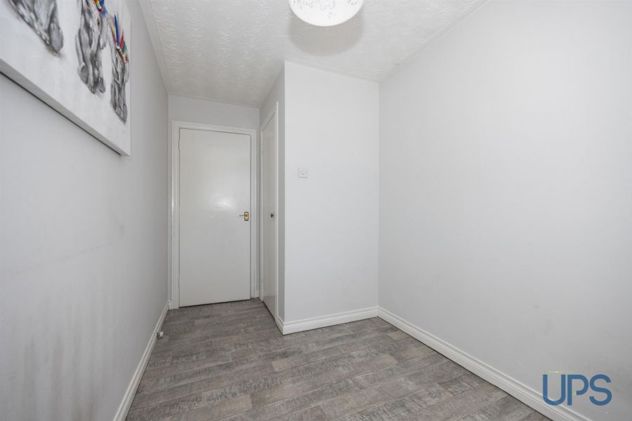 15 Moor Park Gardens