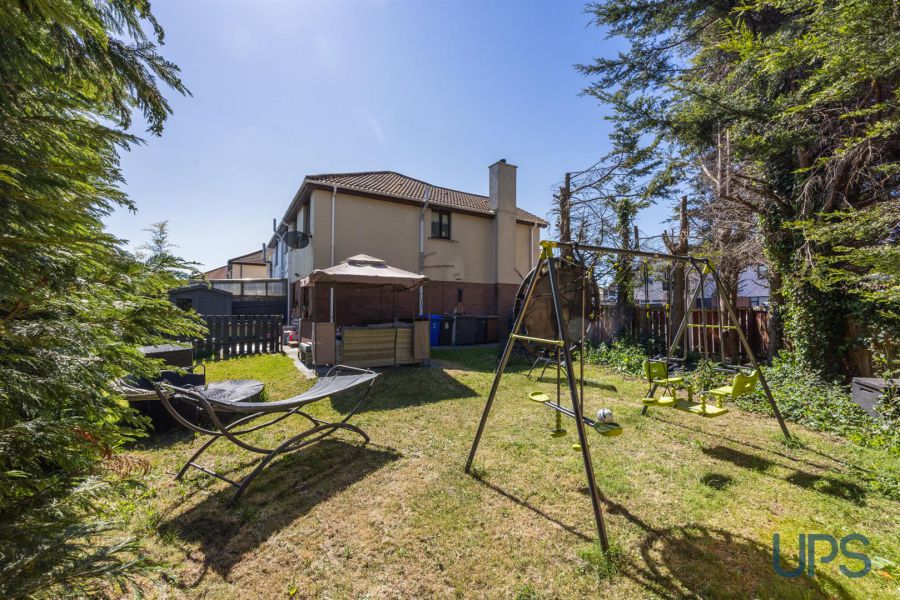 15 Moor Park Gardens