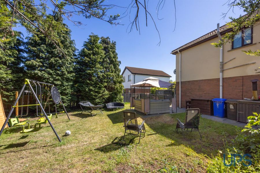 15 Moor Park Gardens