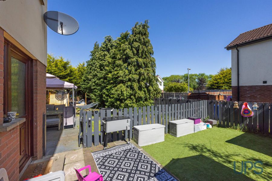 15 Moor Park Gardens